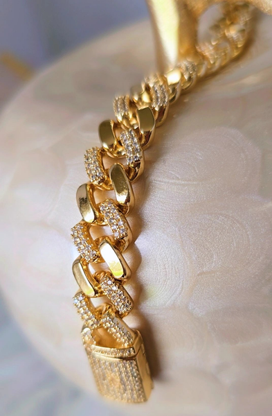 Gold Plated Prong Bracelet with CZ Stones Tarnish-Free Hypoallergenic Sparkling Detail Everyday Wear Fashion Accessory