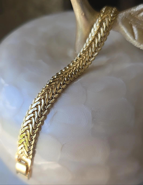 Trendy Gold-Plated Snake Bracelet Unisex Tarnish-Free Lightweight Hypoallergenic Elegant Wrap Design for Everyday Wear