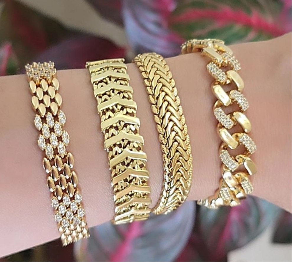 Trendy Gold-Plated Snake Bracelet Unisex Tarnish-Free Lightweight Hypoallergenic Elegant Wrap Design for Everyday Wear