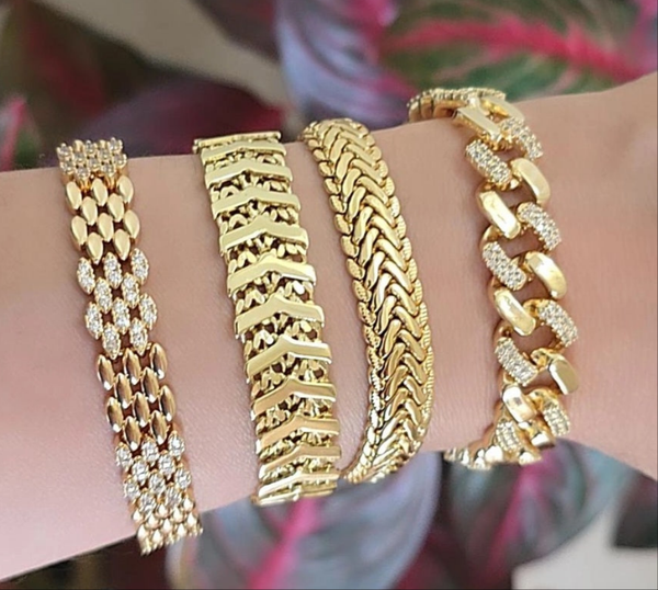 Trendy Gold-Plated Snake Bracelet Unisex Tarnish-Free Lightweight Hypoallergenic Elegant Wrap Design for Everyday Wear