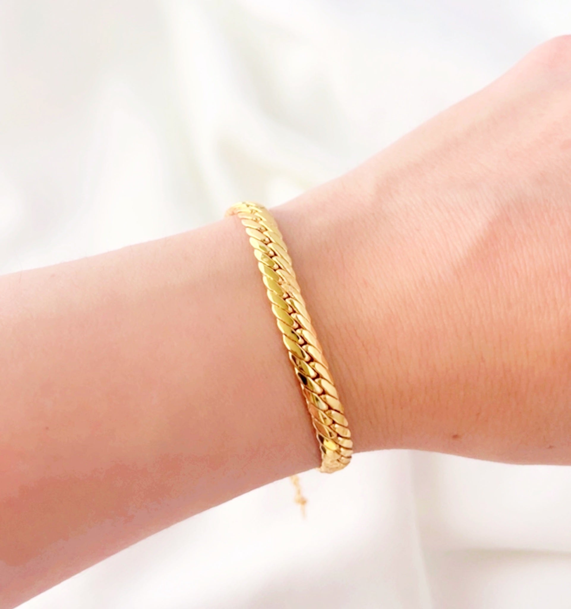 Trendy Gold-Plated Snake Bracelet Unisex Tarnish-Free Lightweight Hypoallergenic Elegant Wrap Design for Everyday Wear