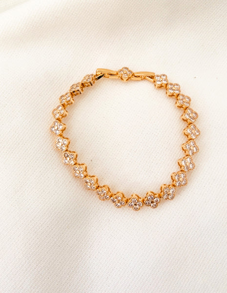 Luxury 18K Silver Tennis Bracelet Exquisite Design for Everyday Glamour or Evening Outfits