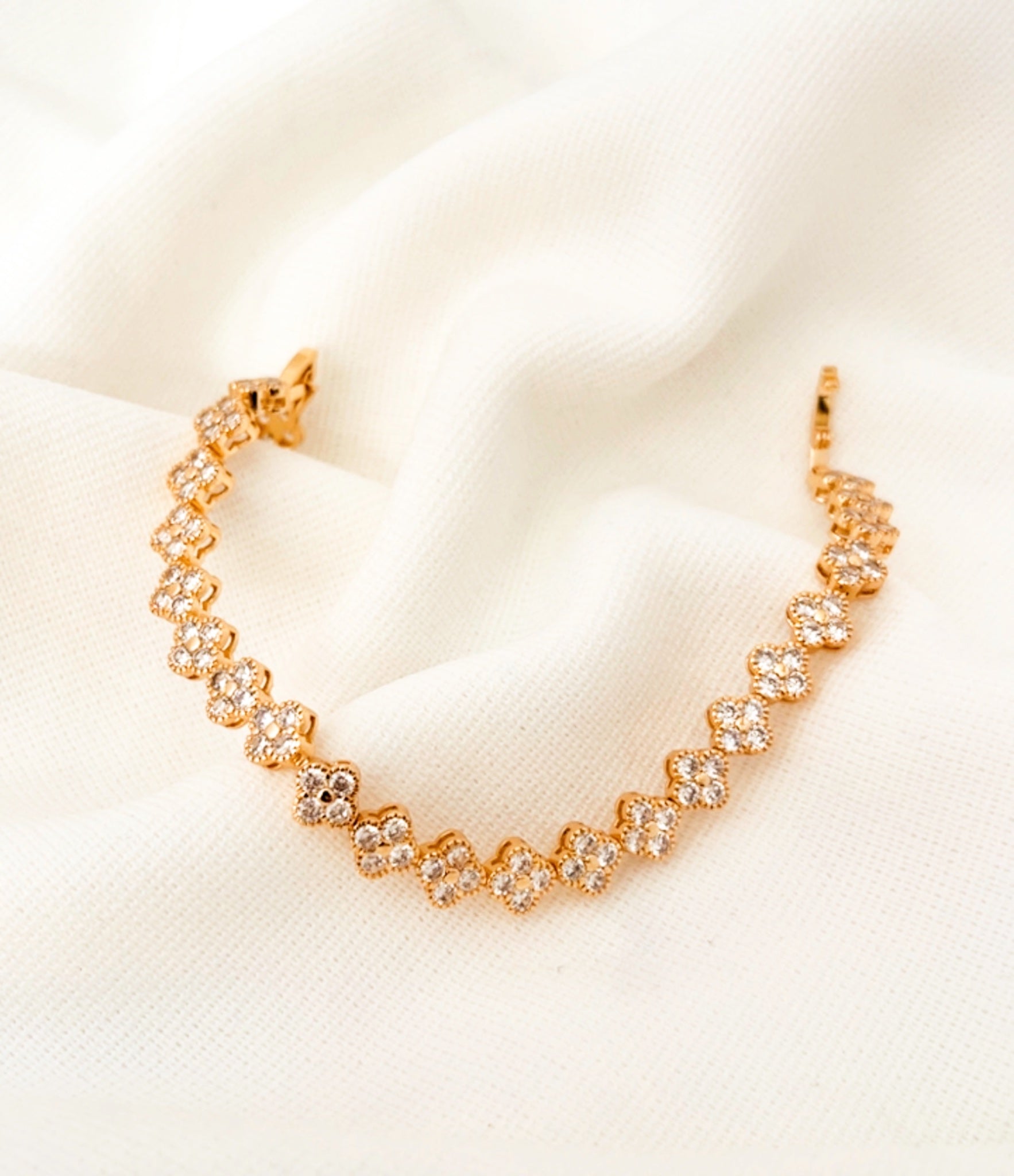 Luxury 18K Silver Tennis Bracelet Exquisite Design for Everyday Glamour or Evening Outfits