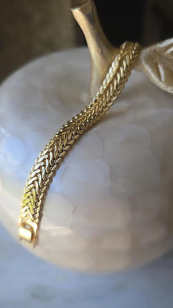Trendy Gold-Plated Snake Bracelet Unisex Tarnish-Free Lightweight Hypoallergenic Elegant Wrap Design for Everyday Wear