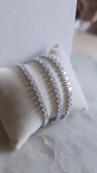Luxury 18K Silver Tennis Bracelet Exquisite Design for Everyday Glamour or Evening Outfits